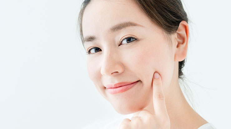 ニキビのない美肌の女性