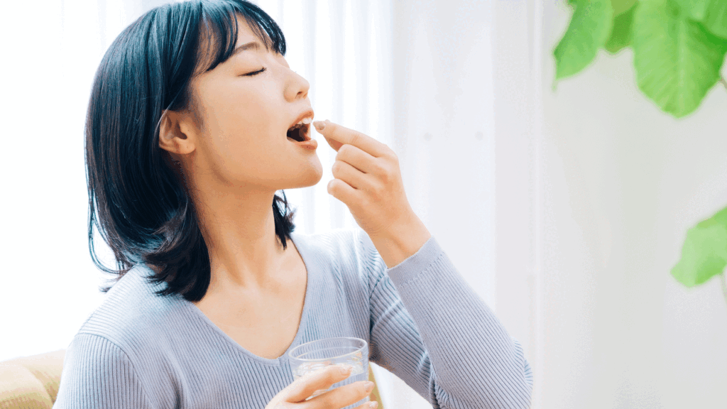 ニキビ薬を服用する女性