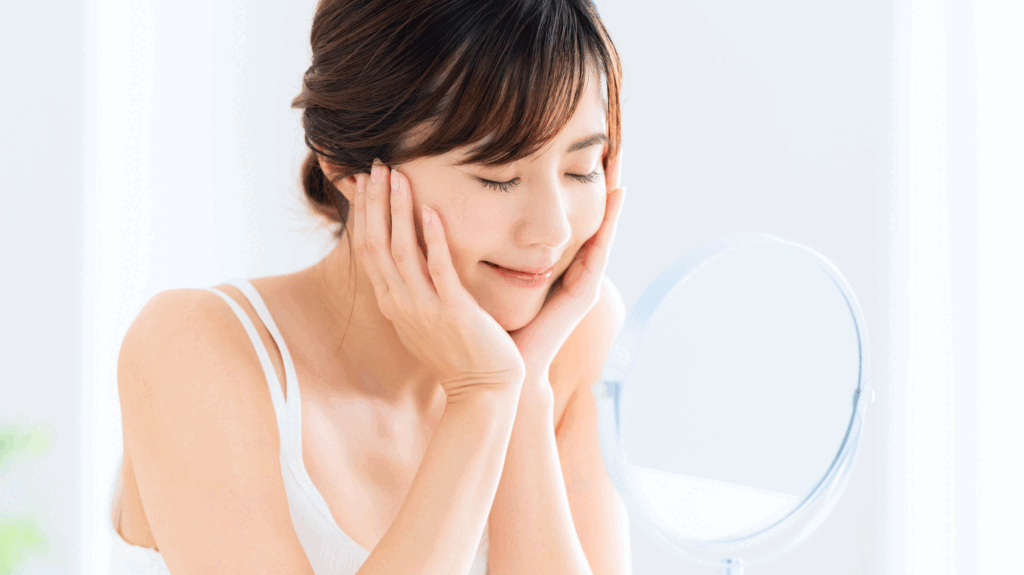 スキンケアする女性
