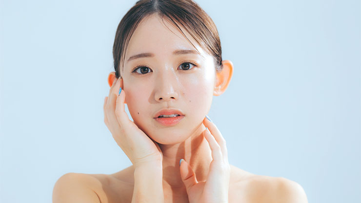 ニキビのないツルスベ肌の女性